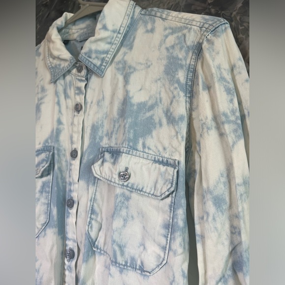 Guess button down denim jean top bleach washed long sleeve high low hem M - Picture 3 of 11